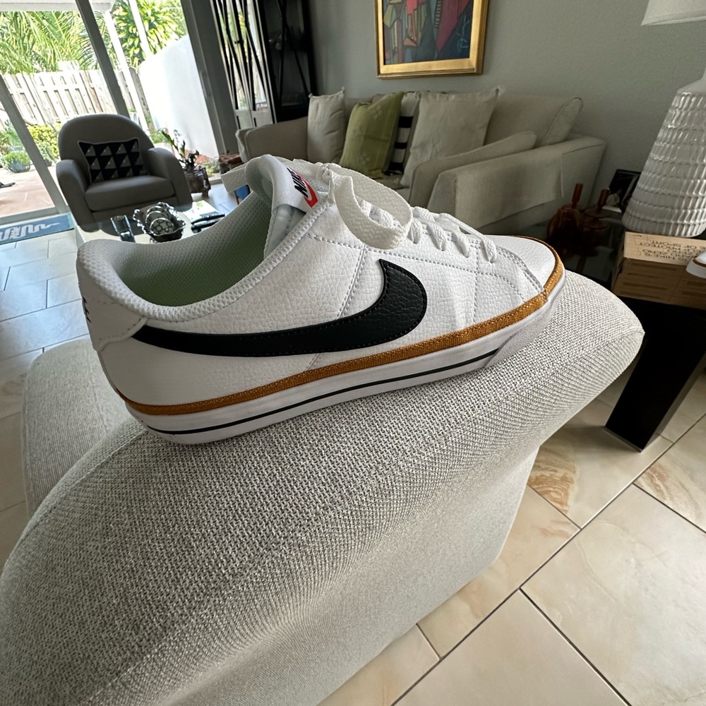 Nike tennis like new size 8.5 white